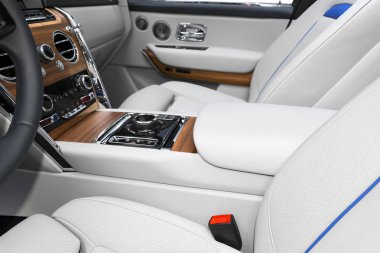 Modern lüks araba beyaz deri iç doğal ahşap panel ile. Dikişli deri Oto Koltuğu ayrıntılar bölümü. Prestij modern araba iç. Beyaz deri delikli. Araba ayrıntılı. Arabanın içine