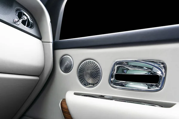 带有豪华客车动力车窗控制按钮的门把手。白色穿孔皮革内饰与缝合和天然木面板。现代汽车内饰细节。汽车细节。车在里面 — 图库照片