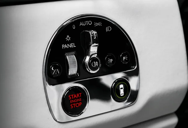 Ταμπλό αυτοκινήτου με εστίαση στο κουμπί κινητήρα έναρξη διακοπής. Σύγχρονο αυτοκίνητο λευκό δερμάτινο εσωτερικό λεπτομέρειες. Αυτοκίνητο λεπτομερώς. Αυτοκίνητο στο εσωτερικό. Κουμπί έναρξης/στάσεων — Φωτογραφία Αρχείου