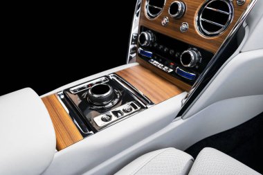 Modern lüks araba beyaz deri iç doğal ahşap panel ile. Dikişli deri Oto Koltuğu ayrıntılar bölümü. Prestij modern araba iç. Beyaz deri delikli. Araba ayrıntılı. Arabanın içine