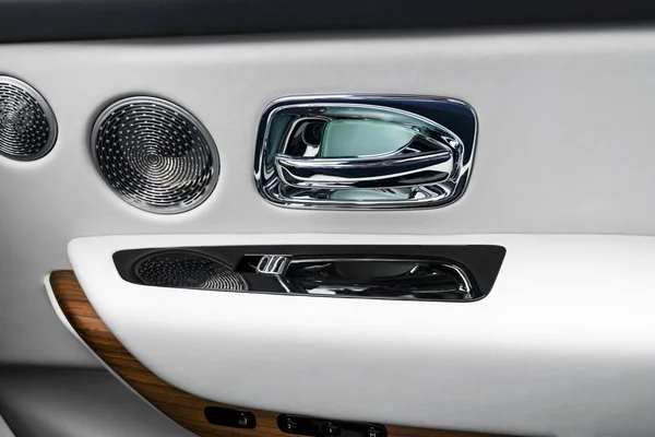 Klamka z przyciski sterowania okno zasilania samochodu osobowego luksusowych. White perforowane skórzane wnętrze z szycia i naturalnego drewna panelu. Szczegóły wnętrza nowoczesnych samochodów. Szczegółowo samochód. Samochód wewnątrz — Zdjęcie stockowe