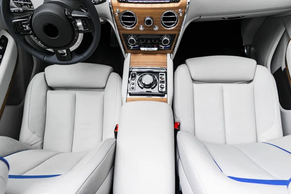 Moderne luxe auto wit lederen interieur met natuurlijke houten paneel. Onderdeel van leder autostoel details met stiksel. Interieur van prestige moderne auto. Wit geperforeerd leder. Auto detaillering. Auto binnen — Stockfoto