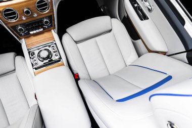 Modern lüks araba beyaz deri iç doğal ahşap panel ile. Dikişli deri Oto Koltuğu ayrıntılar bölümü. Prestij modern araba iç. Beyaz deri delikli. Araba ayrıntılı. Arabanın içine