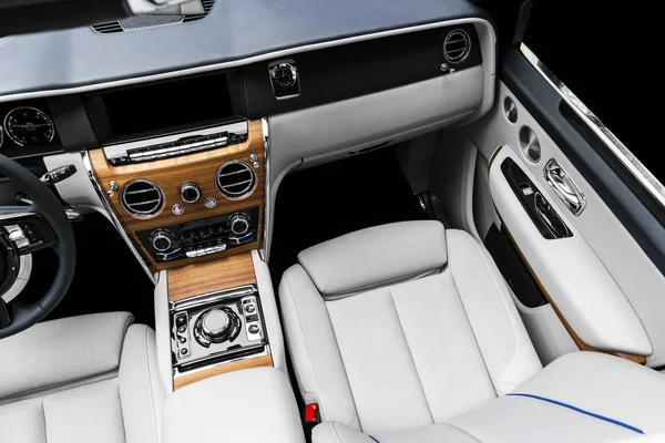 Intérieur moderne en cuir blanc de voiture de luxe avec panneau en bois naturel. Partie des détails du siège d'auto en cuir avec coutures. Intérieur de prestige voiture moderne. Cuir perforé blanc. Détails de la voiture. Voiture intérieure — Photo