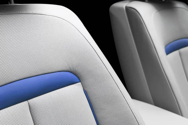 Wit lederen interieur van de luxe moderne auto. Geperforeerde witte lederen comfortabele stoelen met binddraad geïsoleerd op zwarte achtergrond. Moderne auto interieur details. Auto detaillering. Auto binnen — Stockfoto