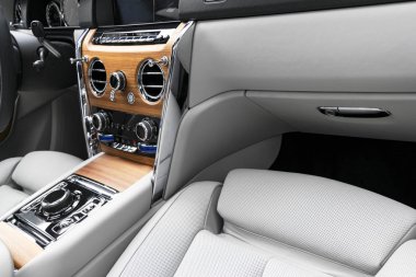 Modern lüks araba beyaz deri iç doğal ahşap panel ile. Dikişli deri Oto Koltuğu ayrıntılar bölümü. Prestij modern araba iç. Beyaz deri delikli. Araba ayrıntılı. Arabanın içine
