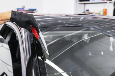 Araba plastik sünger ile temizlik bir adam. Araba ayrıntılı veya kavram valeting. Seçici odak. Araba ayrıntılı. Kumaş ve sünger ile temizlik. Temizlik işçisi. Oto yıkama kavramı çözüm temizlemek için