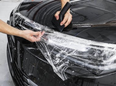 Araba kaydırma uzman vinil folyo ya da film araba koyarak. Koruyucu film araba. Koruyucu film araçları ile araba uygulamak. Araba ayrıntılı. Şeffaf film. Araç boya koruma. Kırpma