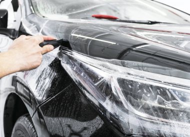 Araba kaydırma uzman vinil folyo ya da film araba koyarak. Koruyucu film araba. Koruyucu film araçları ile araba uygulamak. Araba ayrıntılı. Şeffaf film. Araç boya koruma. Kırpma