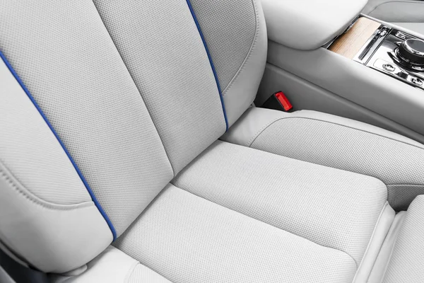 Interior de cuero blanco del coche moderno de lujo. Cuero blanco perforado cómodos asientos con costuras. Detalles interiores del coche moderno. Detallando el coche. Coche dentro — Foto de Stock