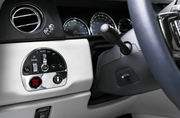 Panel de control del coche con enfoque en el botón de parada de arranque del motor. coche moderno detalles interiores de cuero blanco. Detallando el coche. Coche adentro. Botón de inicio / parada — Foto de Stock