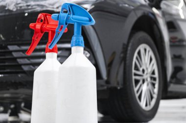Bir carwash otomobillerde. Oto yıkama köpüklü oto yıkama istasyonu. Cennet. Çamaşır makinesi istasyonda. Araba yıkama kavramı. Araba Detaylandırma