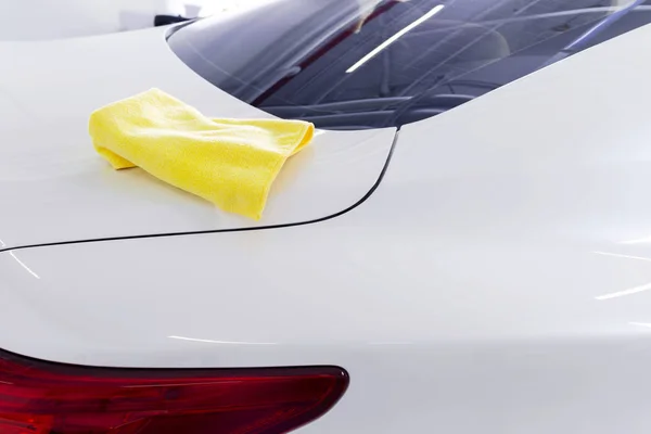 Un hombre limpiando coche con tela de microfibra. Concepto de detalle o valeting del coche. Enfoque selectivo. Detallando el coche. Limpieza con esponja. Limpieza de trabajadores. Solución de concepto de lavado de coches para limpiar —  Fotos de Stock