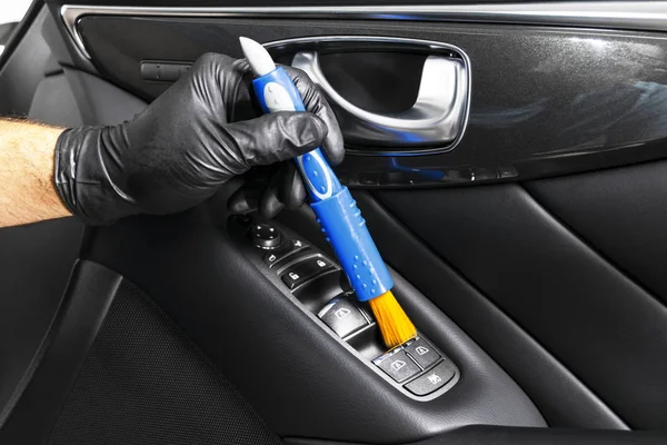 A man cleaning car with microfiber cloth and brush. Car detailing. Valeting concept. Selective focus. Car detailing. Cleaning car with brush. Worker cleaning. Car cleaning concept solution to clean. — Stock Photo, Image