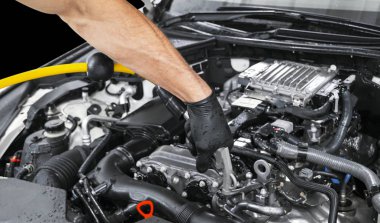 Araba bakım ayrıntılı. Motoru sıcak buharla Temizleme. Yüksek basınçlı yıkama. İstasyonda yıkama. Araba yıkama kavramı. Araba ayrıntılı. Bir adam temizlik araba. Köpük ve bir fırça ile motor Temizleme