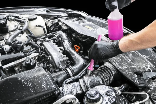 A man cleaning car engine with shampoo and brush. Car detailing or valeting concept. Selective focus. Car detailing. Cleaning with sponge. Worker cleaning. Car wash concept solution to clean — Stock Photo, Image