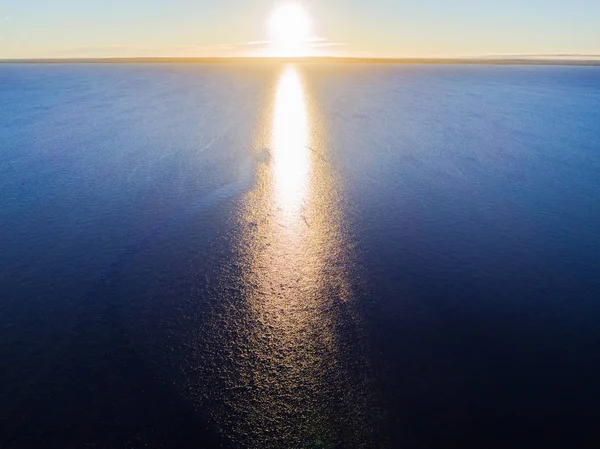 Flygfoto över en Sunset himmel bakgrund. Aerial dramatiska guld solnedgång himlen med kväll himlen molnen över havet. Fantastisk himlen molnen i solnedgången. Sky landskap. Flygfotografering. — Stockfoto