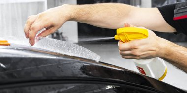 Araba kaydırma uzman vinil folyo ya da film araba koyarak. Koruyucu film araba. Koruyucu film araçları ile araba uygulamak. Araba ayrıntılı. Şeffaf film. Araç boya koruma. Kırpma