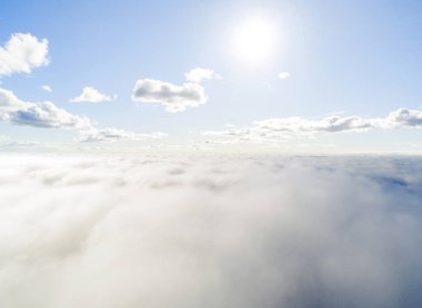 Mavi gökyüzünde havadan görünümü beyaz bulutlar. Üstten görünüm. Drone görüntüleyin. Hava kuş bakışı. Hava üstten görünüm cennet. Bulutlar doku. Yukarıdan görüntüleyin. Bulutlar üzerinde gündoğumu