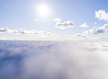 Mavi gökyüzünde havadan görünümü beyaz bulutlar. Üstten Görünüm. Drone görüntüleyin. Mavi gökyüzünde havadan görünümü beyaz bulutlar. Üstten Görünüm. Drone görüntüleyin. Hava kuş bakışı. Hava üstten görünüm cennet. Bulutlar doku. Yukarıdan görüntüleyin. Bulutlar üzerinde gündoğumu
