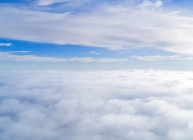 Mavi gökyüzünde havadan görünümü beyaz bulutlar. Üstten görünüm. Drone görüntüleyin. Hava kuş bakışı. Hava üstten görünüm cennet. Bulutlar doku. Yukarıdan görüntüleyin. Bulutlar üzerinde gündoğumu