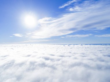 Mavi gökyüzünde havadan görünümü beyaz bulutlar. Üstten görünüm. Drone görüntüleyin. Hava kuş bakışı. Hava üstten görünüm cennet. Bulutlar doku. Yukarıdan görüntüleyin. Bulutlar üzerinde gündoğumu