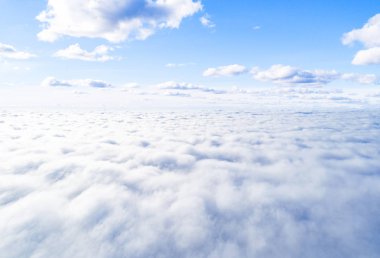 Mavi gökyüzünde havadan görünümü beyaz bulutlar. Üstten görünüm. Drone görüntüleyin. Hava kuş bakışı. Hava üstten görünüm cennet. Bulutlar doku. Yukarıdan görüntüleyin. Bulutlar üzerinde gündoğumu