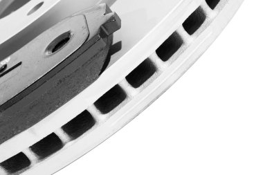 Fren diskleri ve fren balataları beyaz arka plan üzerinde izole. Otomobil parçaları. Fren disk rotor üzerinde beyaz izole. Disk fren. Araba parçası. Araba ayrıntılı. Yedek parçalar. Siyah ve beyaz