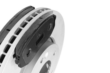 Fren diskleri ve fren balataları beyaz arka plan üzerinde izole. Otomobil parçaları. Fren disk rotor üzerinde beyaz izole. Disk fren. Araba parçası. Araba ayrıntılı. Yedek parçalar. Siyah ve beyaz