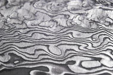 Model damask çelik ile arka plan. Yakın çekim. Makro çekim Şam bıçak bıçak doku. Şam çelik desen. Metal ve çelik arka plan. Şam çelik özgün desenli. 