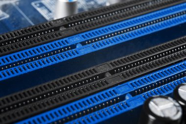 Devre panosunun mikro çipli ve elektronik parçalı makro görüntüsü. Bilgisayar donanım teknolojisi. Entegre iletişim işlemcisi. Bilgi mühendisliği. Yarı iletken. PCB. Yakın çekim.