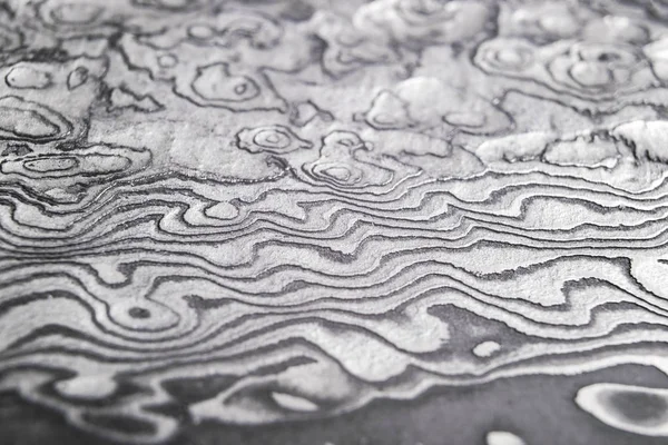 Background with pattern of damask steel. Close up. Macro shot of a damascus knife blade texture. Damascus steel pattern. Metal and steel background. Damascus steel with original pattern. — Stock Photo, Image