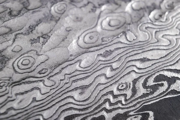 Background with pattern of damask steel. Close up. Macro shot of a damascus knife blade texture. Damascus steel pattern. Metal and steel background. Damascus steel with original pattern. — Stock Photo, Image