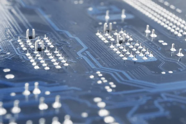 Macro shot van Circuit board met weerstanden microchips en elektronische componenten. Computerhardware technologie. Geïntegreerde communicatie processor. Informatietechnologie. Halfgeleider. Een printplaat. Sluitingsdatum — Stockfoto