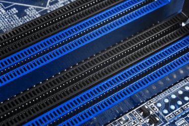 Devre panosunun mikro çipli ve elektronik parçalı makro görüntüsü. Bilgisayar donanım teknolojisi. Entegre iletişim işlemcisi. Bilgi mühendisliği. Yarı iletken. PCB. Yakın çekim.