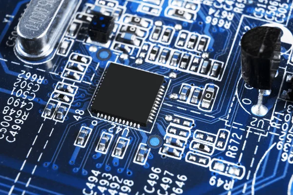 Macro shot di circuito stampato con resistenze microchip e componenti elettronici. Tecnologia hardware per computer. Processore di comunicazione integrato. Ingegneria dell'informazione. Semiconduttore. PCB. Primo piano — Foto Stock