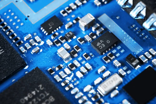 Macro shot di circuito stampato con resistenze microchip e componenti elettronici. Tecnologia hardware per computer. Processore di comunicazione integrato. Ingegneria dell'informazione. Semiconduttore. PCB. Primo piano — Foto Stock