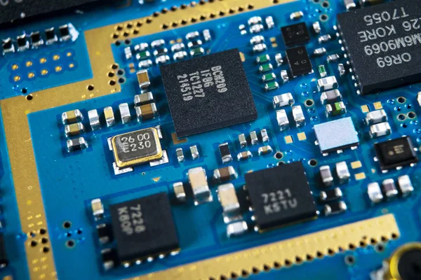 Macro disparo de placa de circuito con resistencias microchips y componentes electrónicos. Tecnología de hardware informático. Procesador de comunicación integrado. Ingeniería de la información. Semiconductor. PCB. Primer plano. —  Fotos de Stock