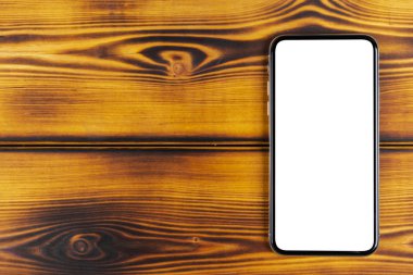 Smartphone ile boş perde kadar sahte. Smartphone izole ekran kırpma yoluyla. Cep telefonu beyaz ekran ile kopya alanı ofis masasında. Metin için boş yer. İzole beyaz ekran