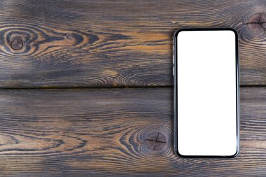 Smartphone ile boş perde kadar sahte. Smartphone izole ekran kırpma yoluyla. Cep telefonu beyaz ekran ile kopya alanı ofis masasında. Metin için boş yer. İzole beyaz ekran