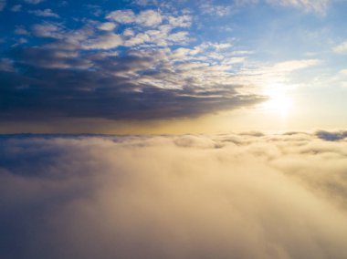 Mavi gökyüzünde havadan görünümü beyaz bulutlar. Üstten görünüm. Drone görüntüleyin. Hava kuş bakışı. Hava üstten görünüm cennet. Bulutlar doku. Yukarıdan görüntüleyin. Gündoğumu veya günbatımı bulutlar üzerinde