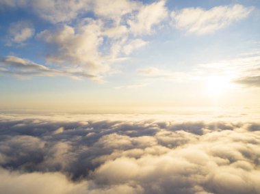 Mavi gökyüzünde havadan görünümü beyaz bulutlar. Üstten görünüm. Drone görüntüleyin. Hava kuş bakışı. Hava üstten görünüm cennet. Bulutlar doku. Yukarıdan görüntüleyin. Gündoğumu veya günbatımı bulutlar üzerinde