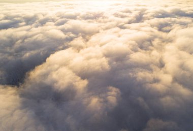 Mavi gökyüzünde havadan görünümü beyaz bulutlar. Üstten görünüm. Drone görüntüleyin. Hava kuş bakışı. Hava üstten görünüm cennet. Bulutlar doku. Yukarıdan görüntüleyin. Gündoğumu veya günbatımı bulutlar üzerinde
