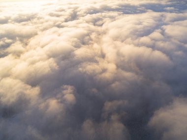 Mavi gökyüzünde havadan görünümü beyaz bulutlar. Üstten görünüm. Drone görüntüleyin. Hava kuş bakışı. Hava üstten görünüm cennet. Bulutlar doku. Yukarıdan görüntüleyin. Gündoğumu veya günbatımı bulutlar üzerinde