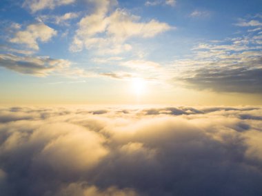 Mavi gökyüzünde havadan görünümü beyaz bulutlar. Üstten görünüm. Drone görüntüleyin. Hava kuş bakışı. Hava üstten görünüm cennet. Bulutlar doku. Yukarıdan görüntüleyin. Gündoğumu veya günbatımı bulutlar üzerinde