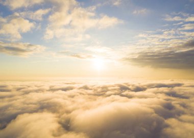 Mavi gökyüzünde havadan görünümü beyaz bulutlar. Üstten Görünüm. Drone görüntüleyin. Mavi gökyüzünde havadan görünümü beyaz bulutlar. Üstten Görünüm. Drone görüntüleyin. Hava kuş bakışı. Hava üstten görünüm cennet. Bulutlar doku. Yukarıdan görüntüleyin. Gündoğumu veya günbatımı bulutlar üzerinde