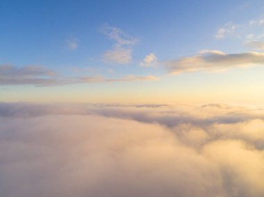 Mavi gökyüzünde havadan görünümü beyaz bulutlar. Üstten görünüm. Drone görüntüleyin. Hava kuş bakışı. Hava üstten görünüm cennet. Bulutlar doku. Yukarıdan görüntüleyin. Gündoğumu veya günbatımı bulutlar üzerinde
