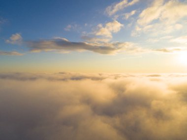 Mavi gökyüzünde havadan görünümü beyaz bulutlar. Üstten görünüm. Drone görüntüleyin. Hava kuş bakışı. Hava üstten görünüm cennet. Bulutlar doku. Yukarıdan görüntüleyin. Gündoğumu veya günbatımı bulutlar üzerinde