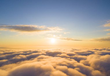 Mavi gökyüzünde havadan görünümü beyaz bulutlar. Üstten görünüm. Drone görüntüleyin. Hava kuş bakışı. Hava üstten görünüm cennet. Bulutlar doku. Yukarıdan görüntüleyin. Gündoğumu veya günbatımı bulutlar üzerinde