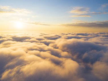 Mavi gökyüzünde havadan görünümü beyaz bulutlar. Üstten Görünüm. Drone görüntüleyin. Mavi gökyüzünde havadan görünümü beyaz bulutlar. Üstten Görünüm. Drone görüntüleyin. Hava kuş bakışı. Hava üstten görünüm cennet. Bulutlar doku. Yukarıdan görüntüleyin. Gündoğumu veya günbatımı bulutlar üzerinde